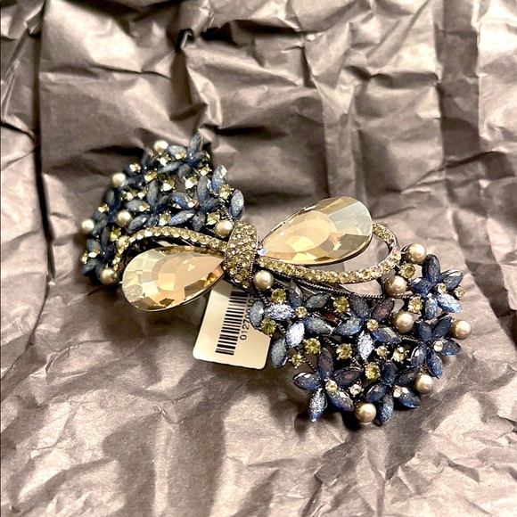 Hair Clips - Picture 1 of 6